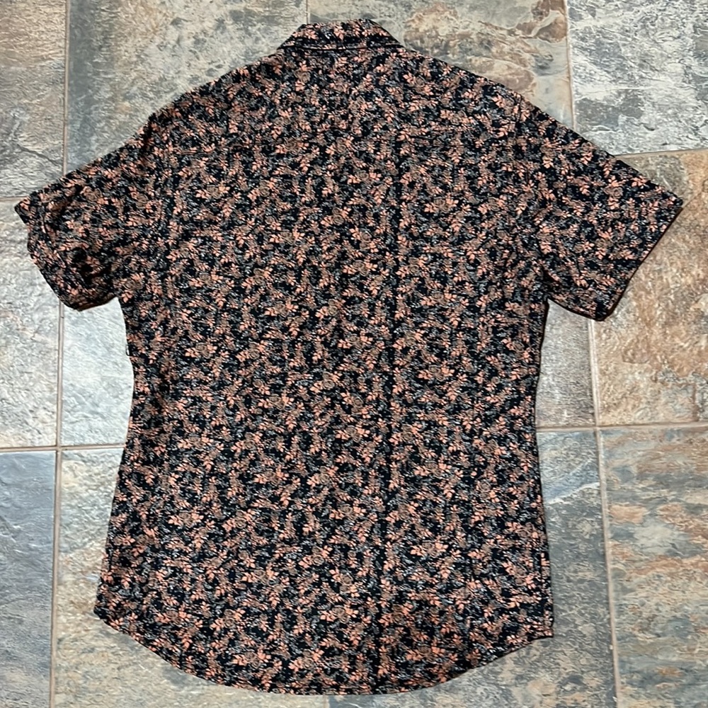 Casual Short-Sleeve Button-Down Shirt in Black with Coral Print - Picture 5 of 8